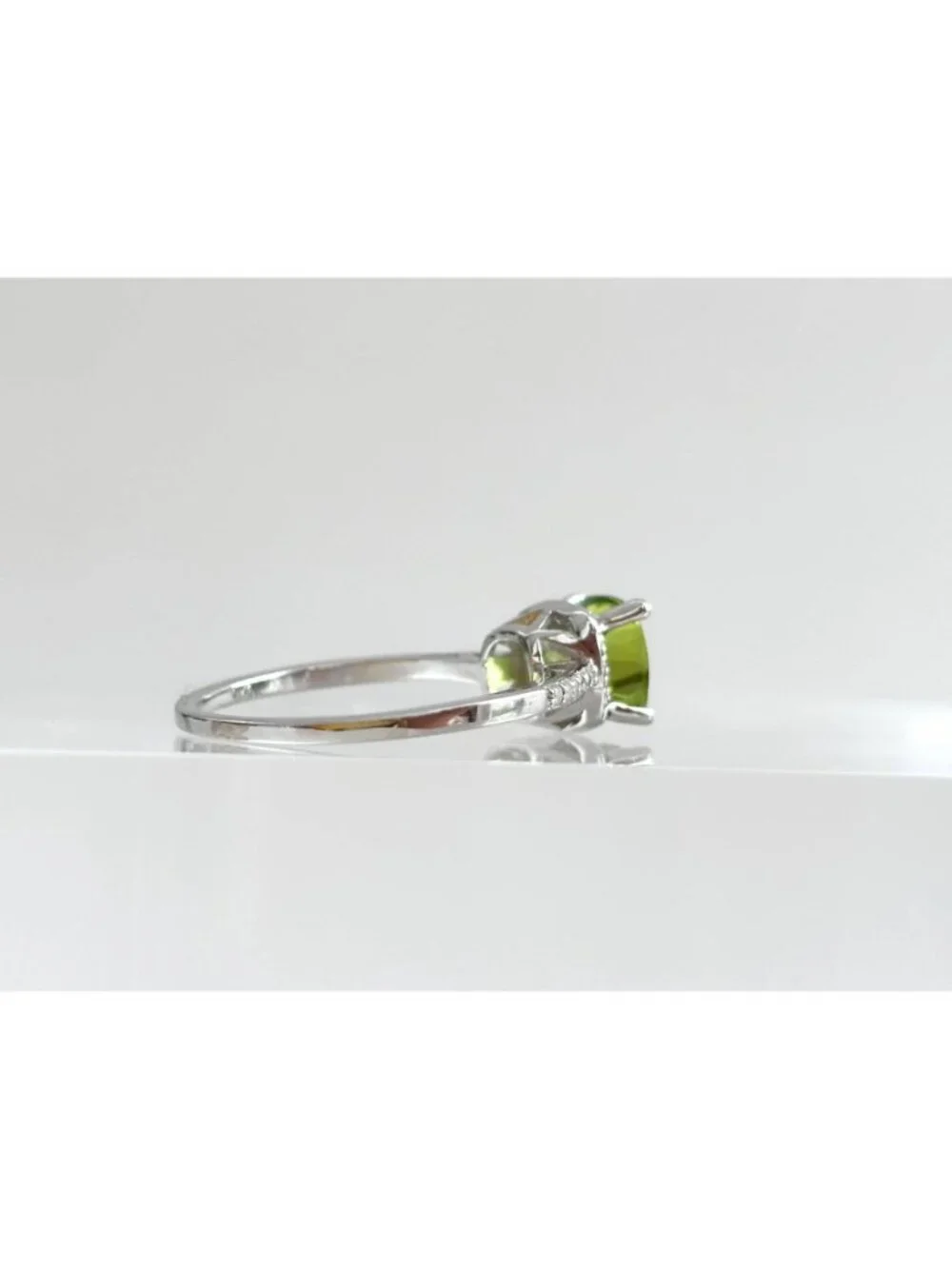 Peridot Cushion Cut Gemstone CZ Lined Sterling Silver 925 Vintage Ring - sz 7.75
